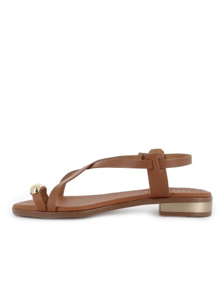 Sandalia piel tiras cruzadas y adorno metal plano mujer marron