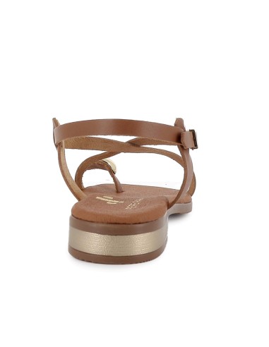 Sandalia piel tiras cruzadas y adorno metal plano mujer marron