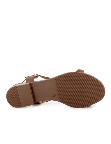 Sandalia piel tiras cruzadas y adorno metal plano mujer marron