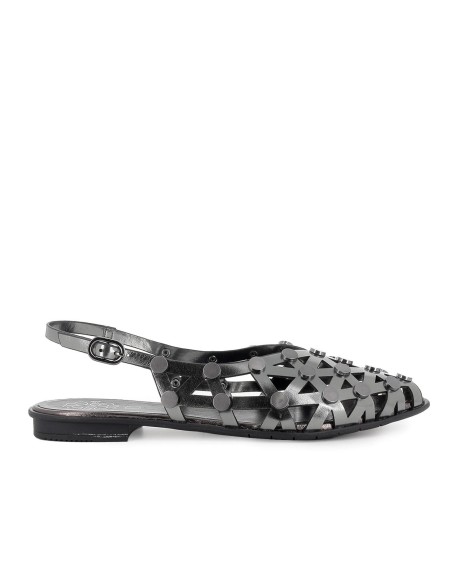 Sandalia piel con remaches y calados hebilla talon mujer plateada