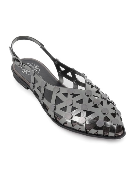 Sandalia piel con remaches y calados hebilla talon mujer plateada