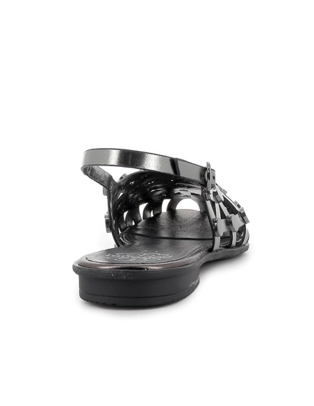 Sandalia piel con remaches y calados hebilla talon mujer plateada