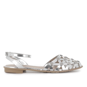 Sandalia piel con remaches y calados tacon bajo mujer plateada