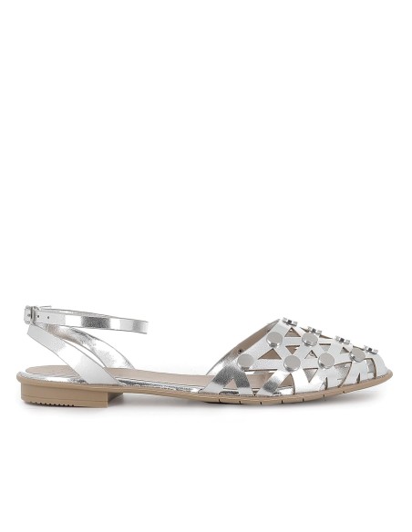 Sandalia piel con remaches y calados tacon bajo mujer plateada