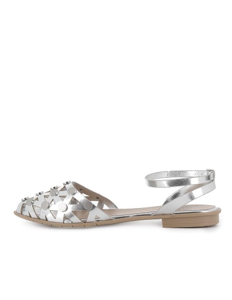 Sandalia piel con remaches y calados tacon bajo mujer plateada