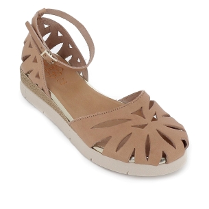 Zapato con correa tipo gilda piel calada cuña mujer taupe 2