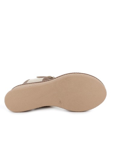 Sandalia piel grabados cuña y hebilla mujer dorado