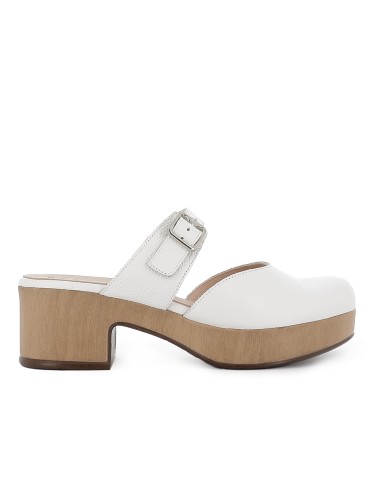 Zueco piel con hebilla y piso tipo madera mujer blanco
