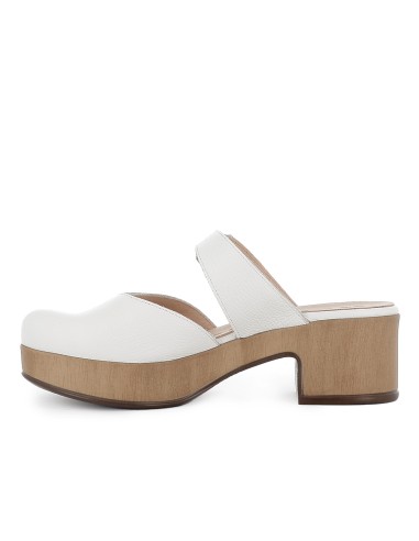 Zueco piel con hebilla y piso tipo madera mujer blanco