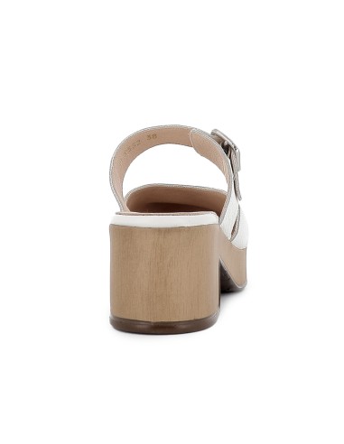 Zueco piel con hebilla y piso tipo madera mujer blanco