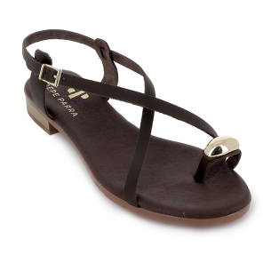 Sandalia piel tiras cruzadas y adorno metal plano mujer moka 2