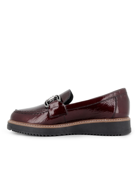 Mocasin charol hebilla metal y cuña planta acolchada mujer rojo