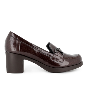 Mocasin piel charol tacon medio hebilla metal mujer marron