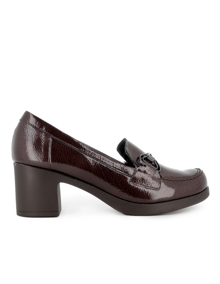 Mocasin piel charol tacon medio hebilla metal mujer marron