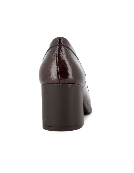 Mocasin piel charol tacon medio hebilla metal mujer marron