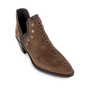 Botín piel lisa con aberturas y tachas para mujer tacon marron 2