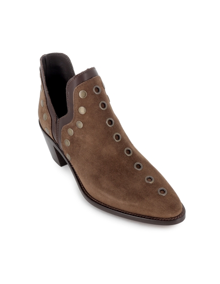 Botín piel lisa con aberturas y tachas para mujer tacon marron