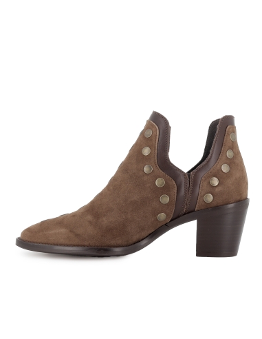 Botín piel lisa con aberturas y tachas para mujer tacon marron