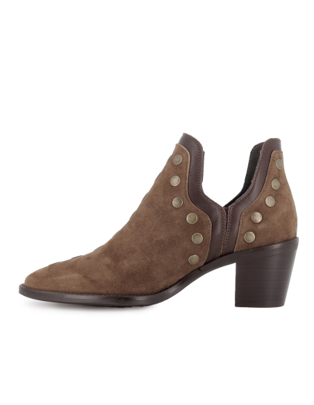 Botín piel lisa con aberturas y tachas para mujer tacon marron