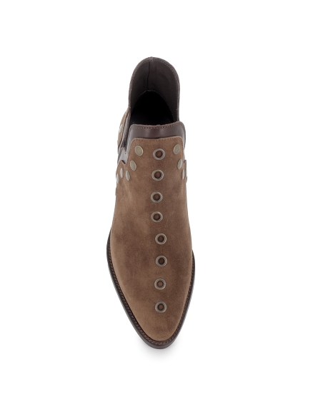 Botín piel lisa con aberturas y tachas para mujer tacon marron